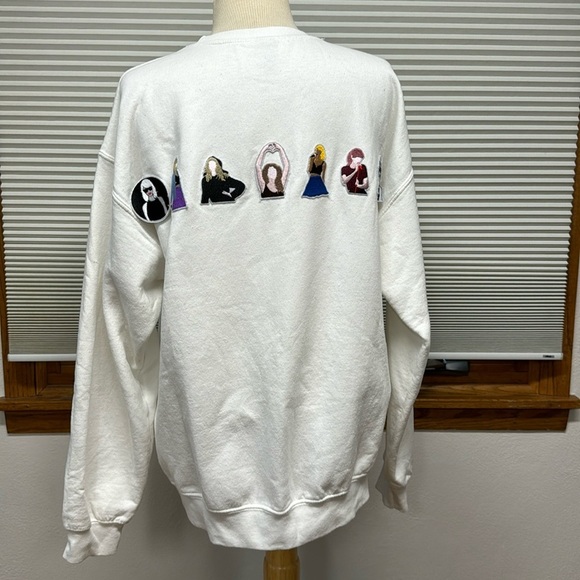 Gildan White I’m Here For Taylor Chiefs 87 with Taylor Swift Patches Sweatshirt - Picture 5 of 12